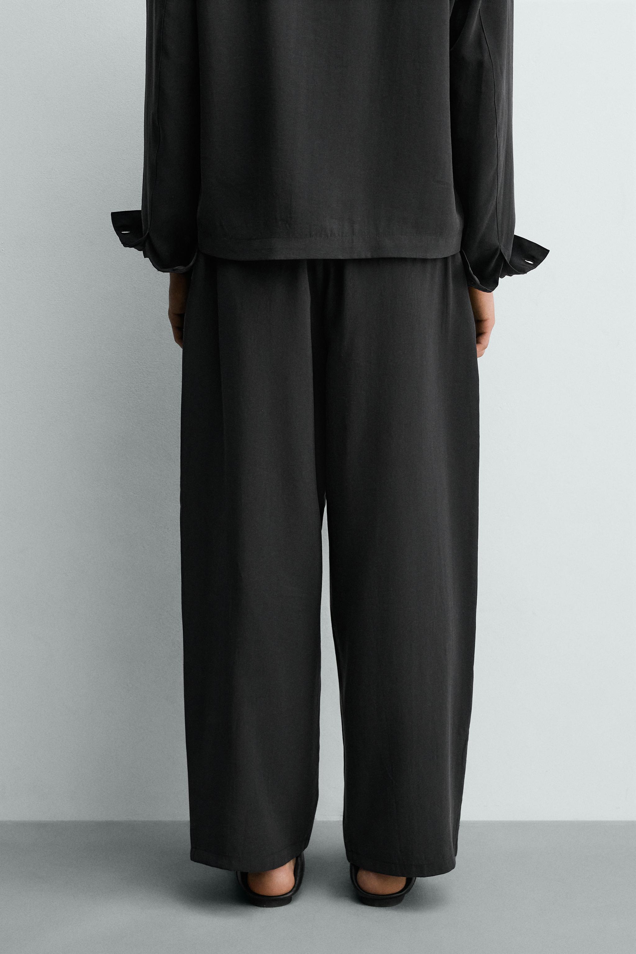FLOWY PLEATED PANTS